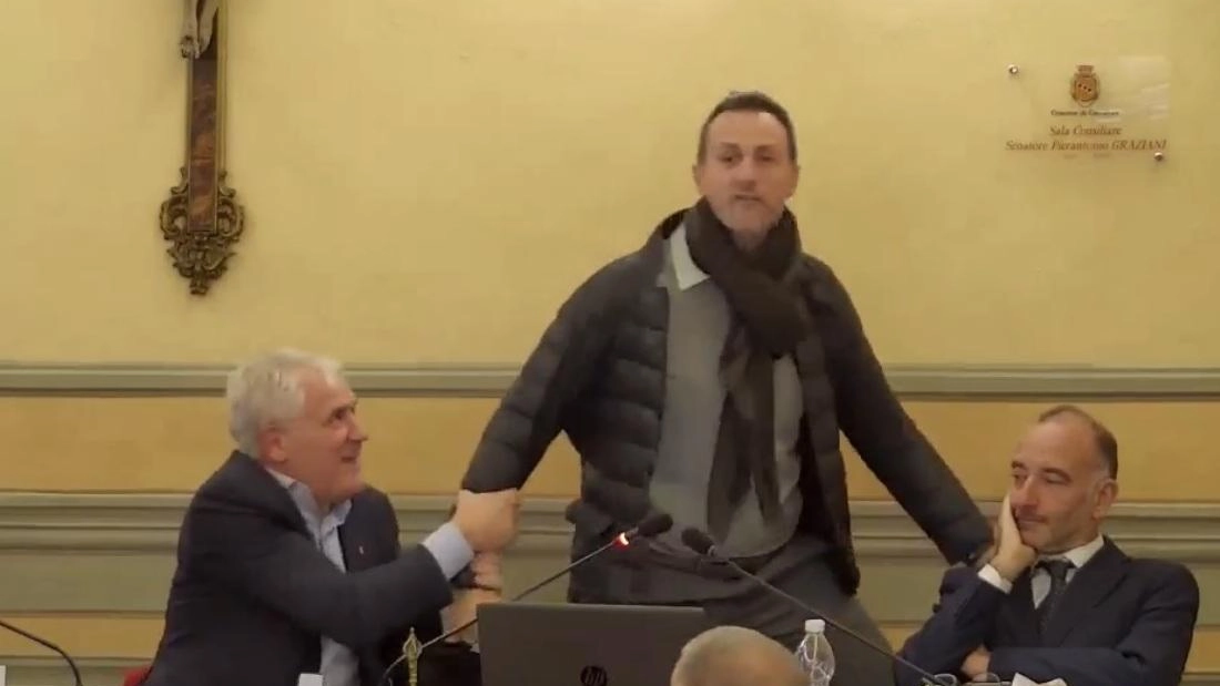 Il sindaco Marcello Pierucci trattiene il presidente del consiglio Andrea Boccardo