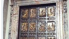 La Porta Santa in San Pietro, la prima ad essere aperta da Papa Francesco il 24 dicembre scorso è opera...