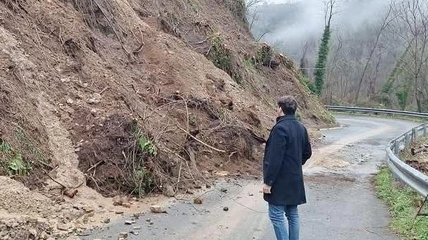 Una delle frane che rischia di bloccare l’accesso a Villa di Tredana e alle frazioni vicine. Sotto il sindaco Matteo Mastrini con il prefetto Guido Aprea