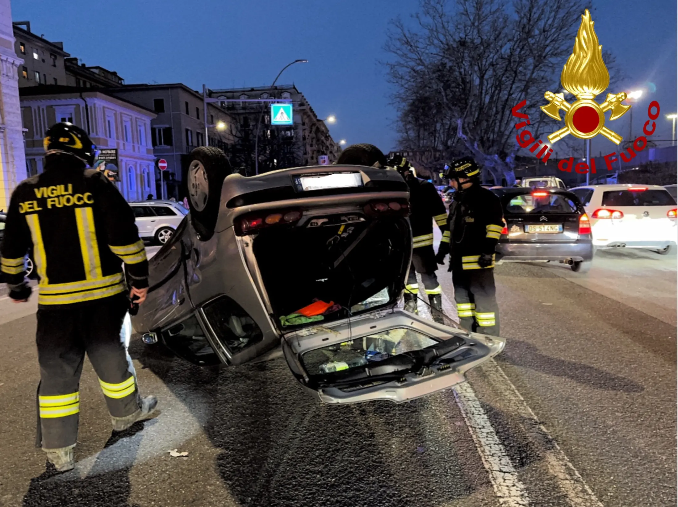 Scontro all’incrocio, auto ribaltata