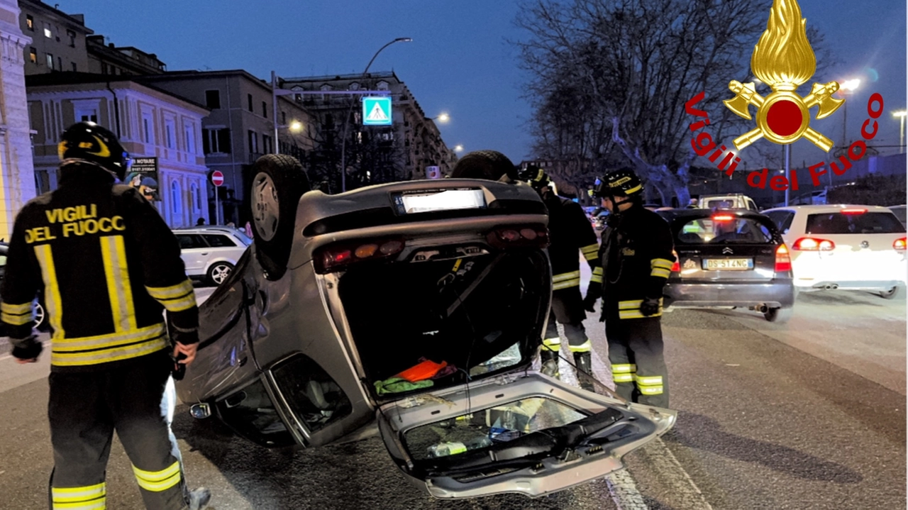 Scontro all’incrocio, auto ribaltata