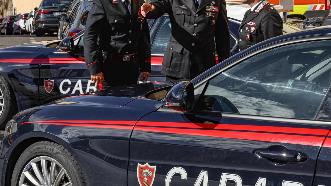 «Ti ammazzo, ti taglio la gola» le parole intimidatorie Le frasi rivolte commerciante Nella foto i carabinieri