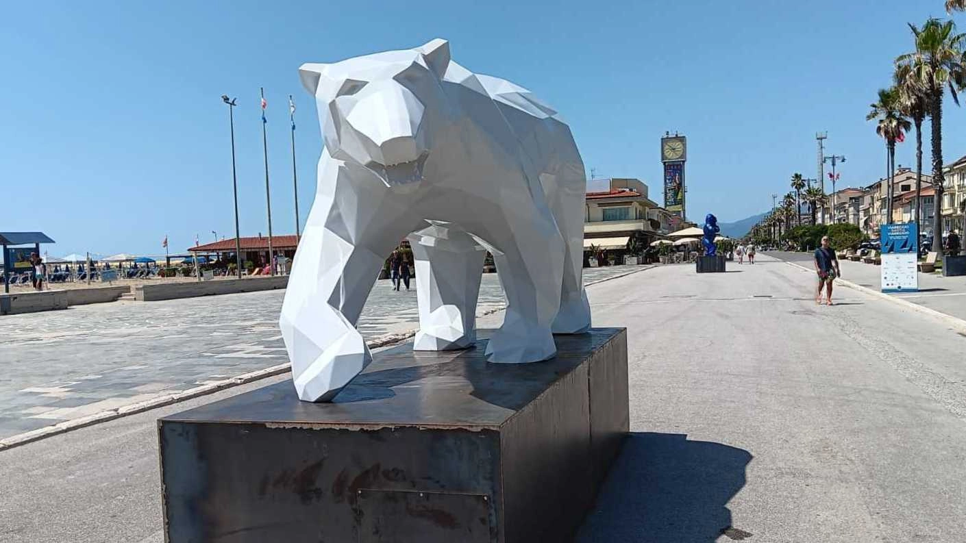 L’orso bianco collocato in Passeggiata sullo sbocco di piazza Mazzini