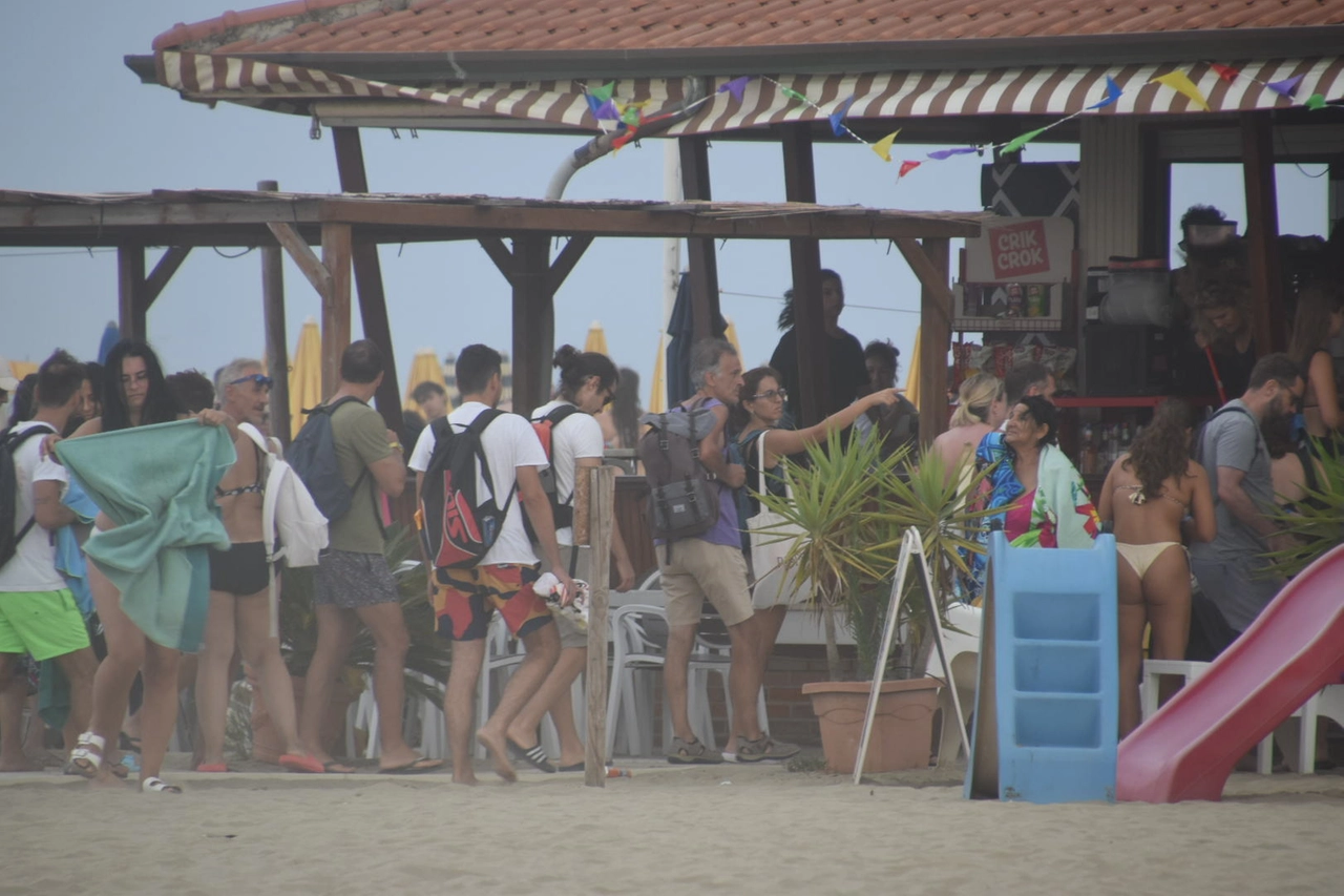 Bufera sulla costa, bagnanti in fuga dalla spiaggia (Foto Umicini)