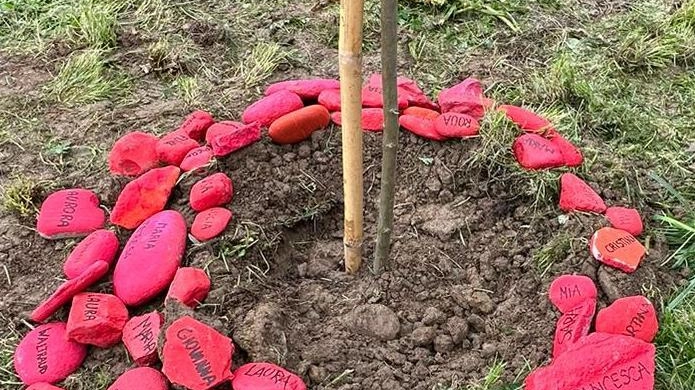 Gli studenti dell'Istituto Comprensivo Gandhi a Prato si impegnano contro la violenza sulle donne con una cerimonia simbolica e un appello alla pace e al rispetto.