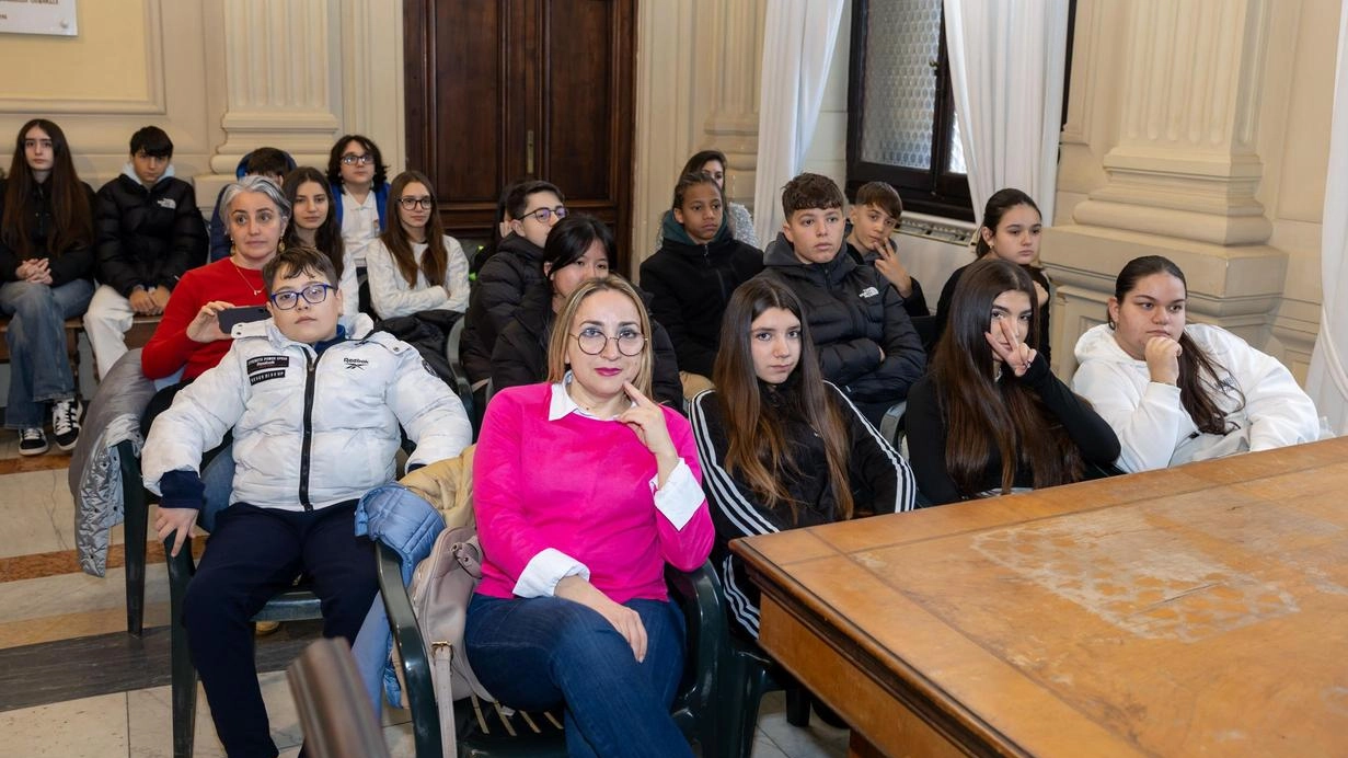 L’incontro fra la signora Gina Vieri e gli studenti dell’Istituto Chini "Mio padre deportato a Braunschweig, morì sotto un bombardamento".