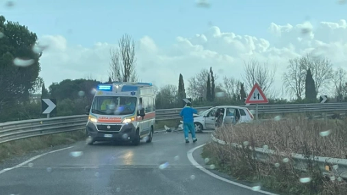 La scena dell'incidente allo svincolo di Cascina: nella foto l'ambulanza durante i soccorsi (Fonte: gruppo Facebook I Dannati della Fipili)