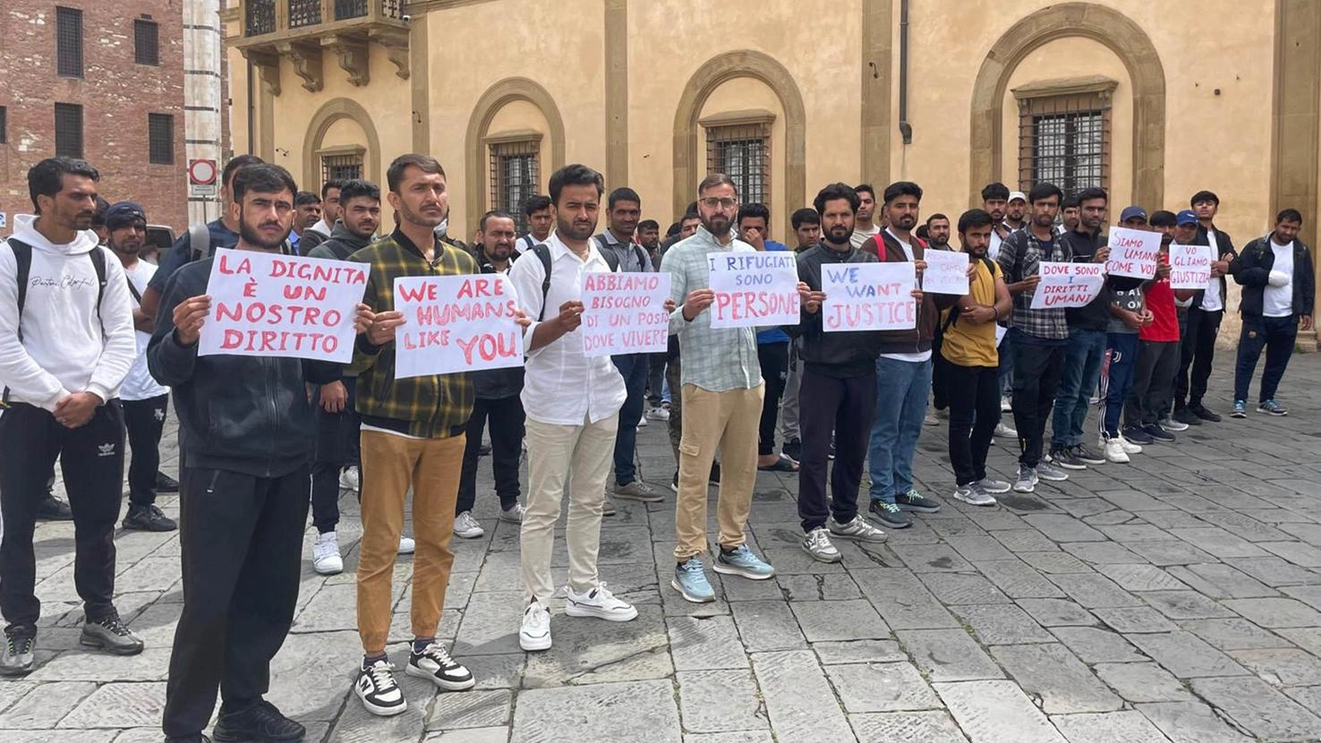 "Vogliamo una casa". Protesta di un gruppo di richiedenti asilo