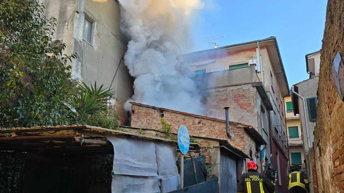 L’intervento dei vigili del fuoco ieri mattina a Montecalvoli per l’incendio del magazzino. Sotto le fiamme dentro la rimessa