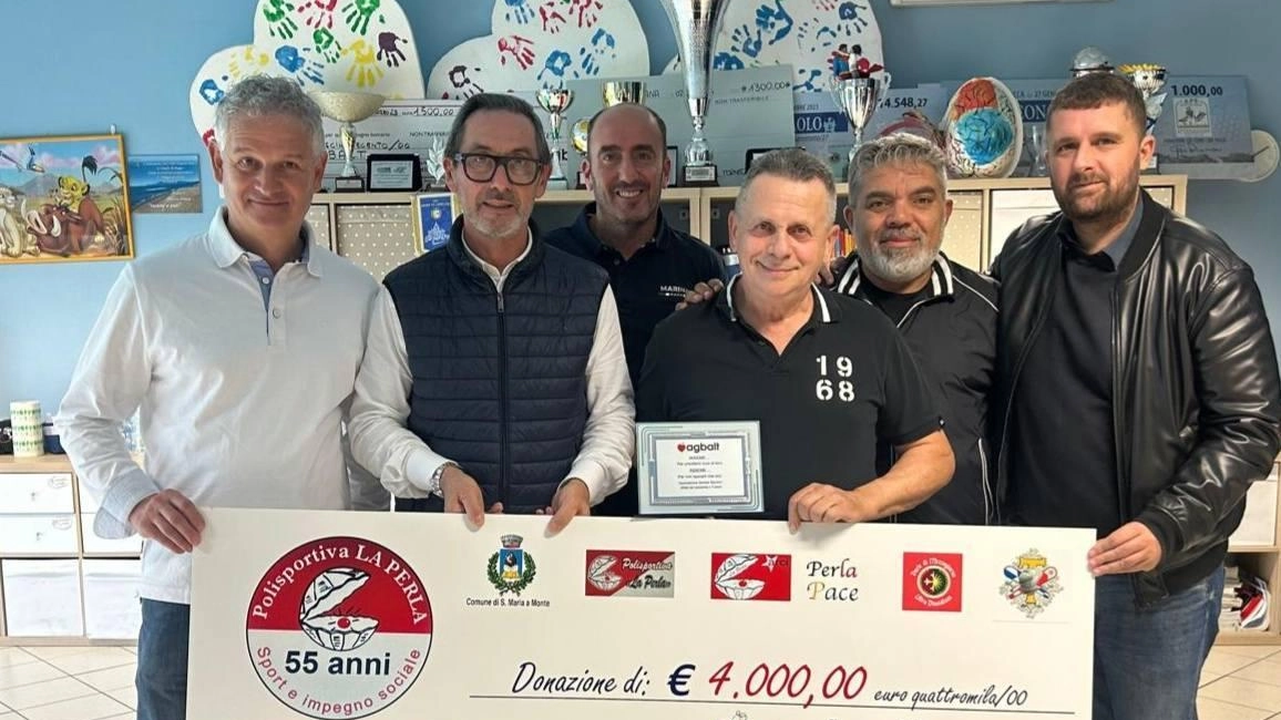 La consegna dell’assegno di 4mila euro dalla polisportiva La Perla e dal Gioco del Ponte all’associazione Agbalt di Pisa