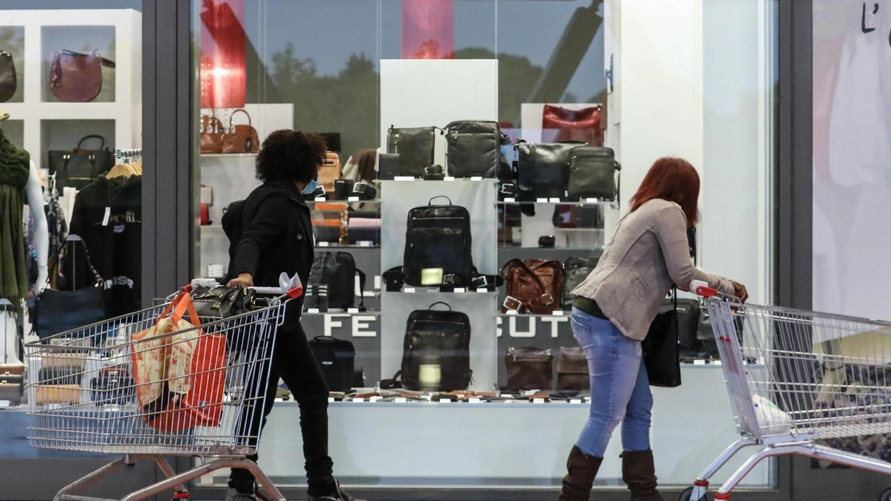 I suoi movimenti sospetti erano già stati notati dal personale di vigilanza del negozio all’interno del centro commerciale di via...