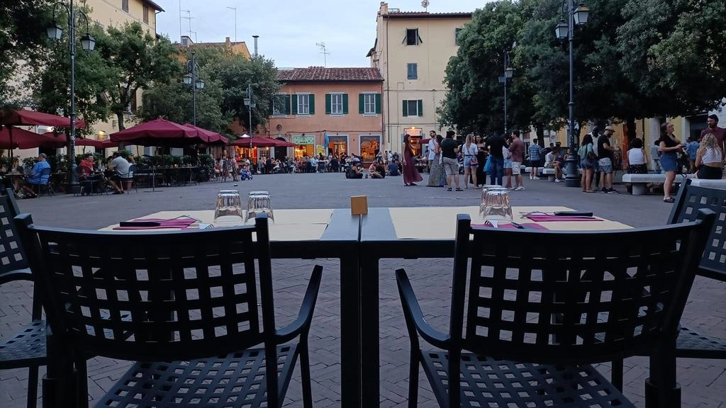 Piazza della Pera. Scatta il giro di vite. Coprifuoco alcolico con stop a mezzanotte