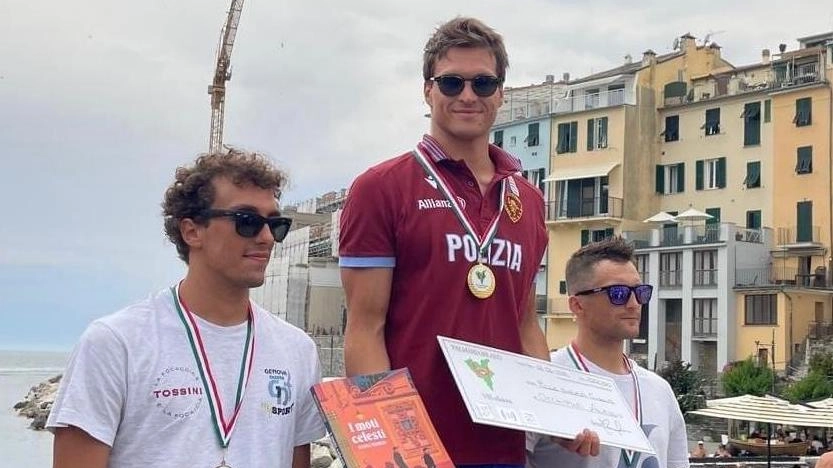 L’atleta delle Fiamme Oro fa sua l’ottava edizione della sfida fra le acque dell’isola e di Porto Venere