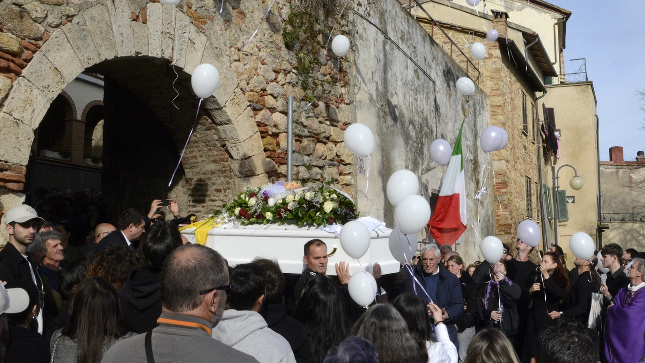 L'ultimo saluto ad Aurora Bellini: palloncini bianchi e tante lacrime per una vita spezzata troppo presto (foto Aprili)