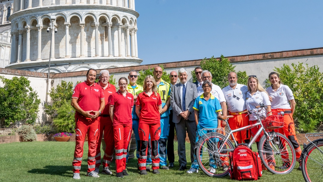 La squadra dei soccorritori in piazza dei Miracoli