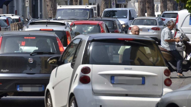 La città non è stata progettata a misura di auto e gli effetti si vedono nella quotidianità. Nel resto della Versilia le cose non vanno meglio: Aurelia e viale Colombo richiedono pazienza.