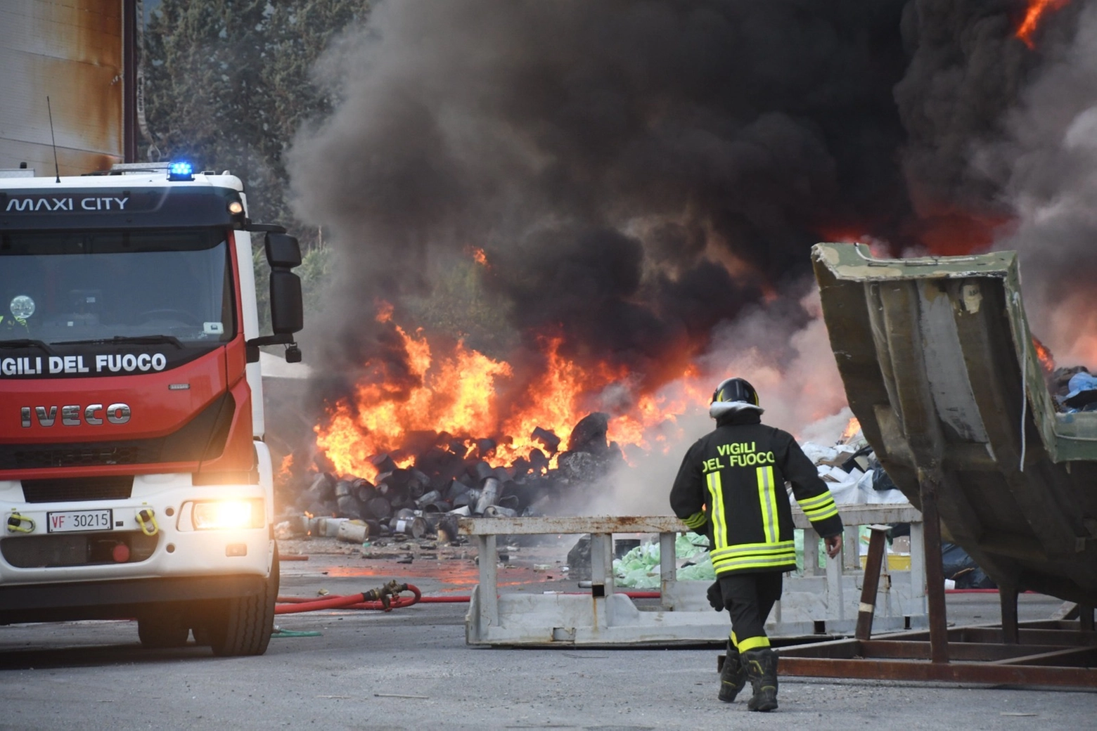 Le prime fasi dell'incendio (Foto Delia)