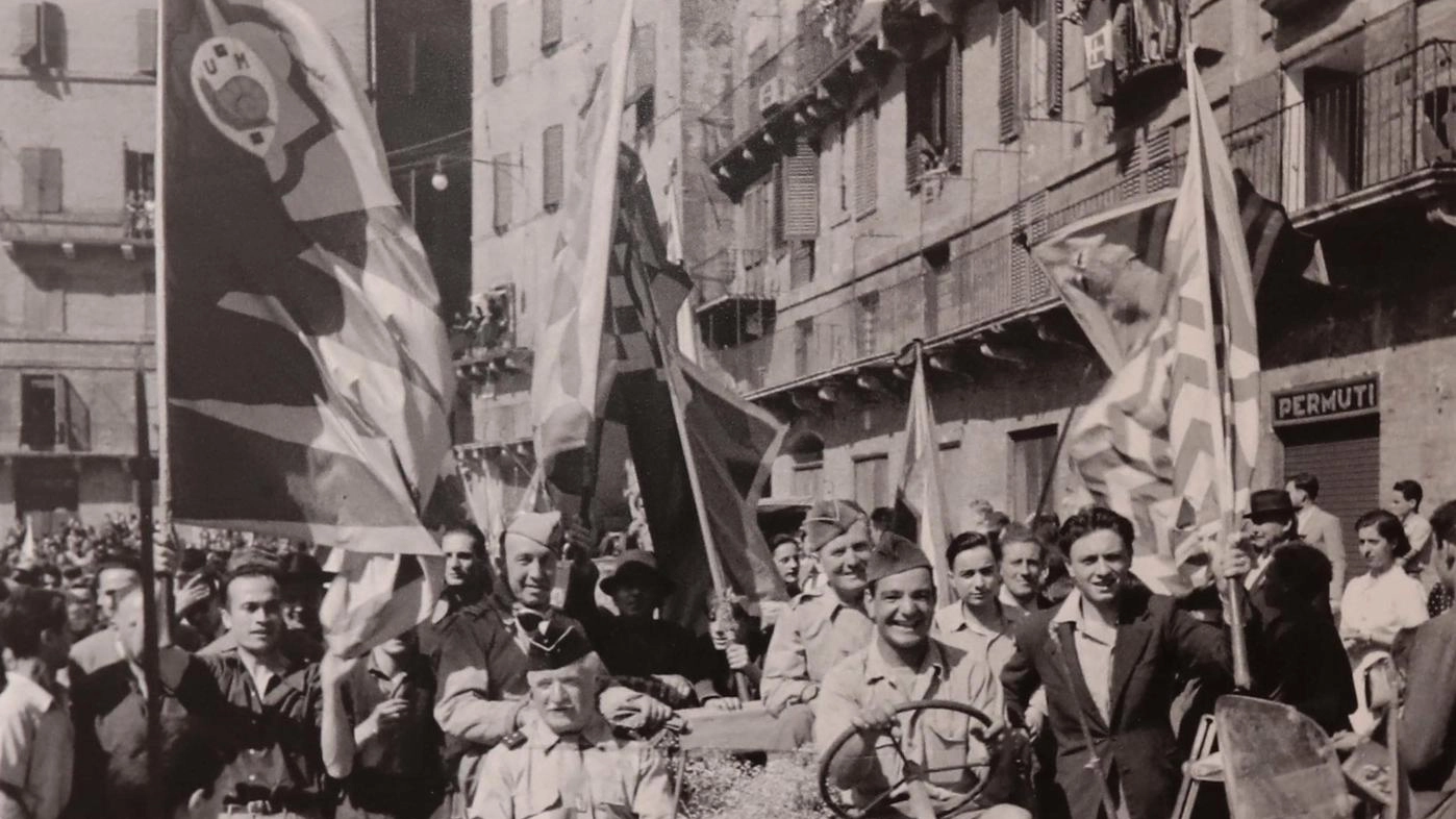 Siena città liberata, le foto di Carl Maydans con gli Alleati