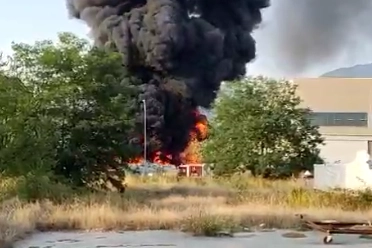 Il rogo che si è sprigionato da un'azienda di Massa. Una maxi colonna di fumo nero sulla città