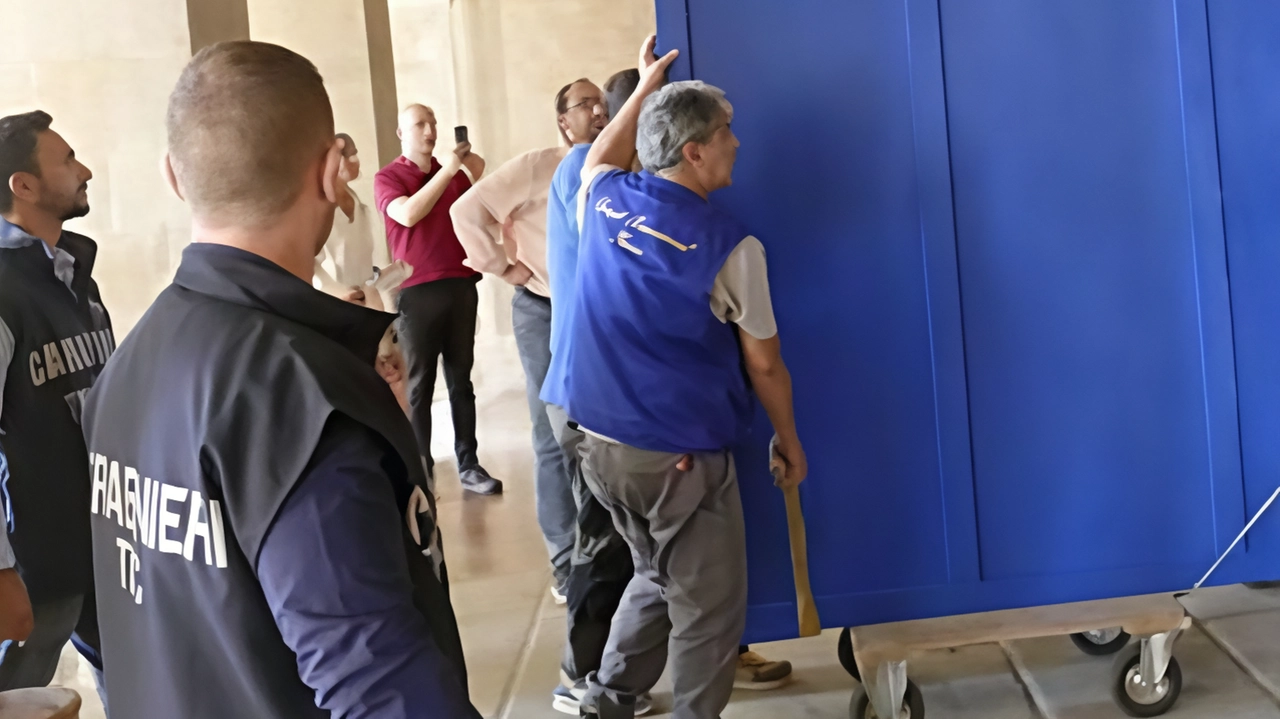 La chiesa di San Michele a Carmignano è vuota, senza panche e opere d'arte. Il restauro è necessario ma i fondi sono incerti. La Diocesi e la Soprintendenza stanno valutando le prospettive future. Il contributo del Comune e possibili aiuti regionali e ministeriali sono in discussione.