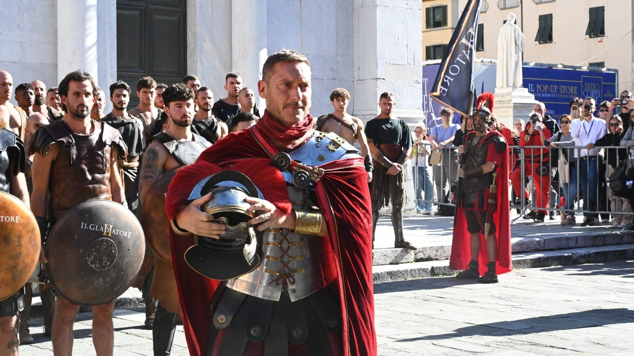 Francesco Totti gladiatore al Lucca Comics: sorpresa in piazza San Michele