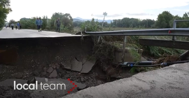 Crolla un ponte travolto dalla furia dell’acqua: dramma maltempo in Valdicecina, i danni