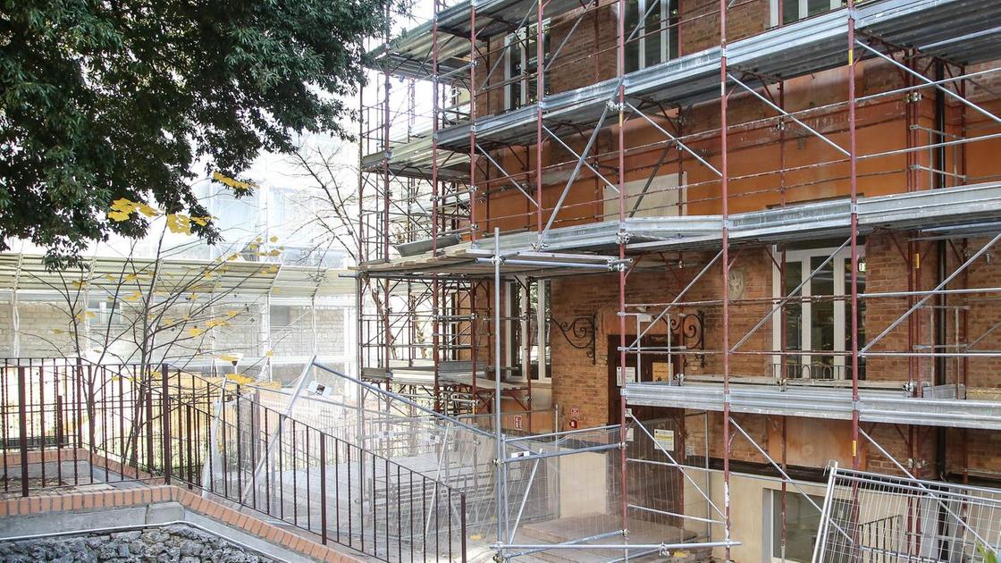 Scuola riaperta a metà . La Valentini è un cantiere