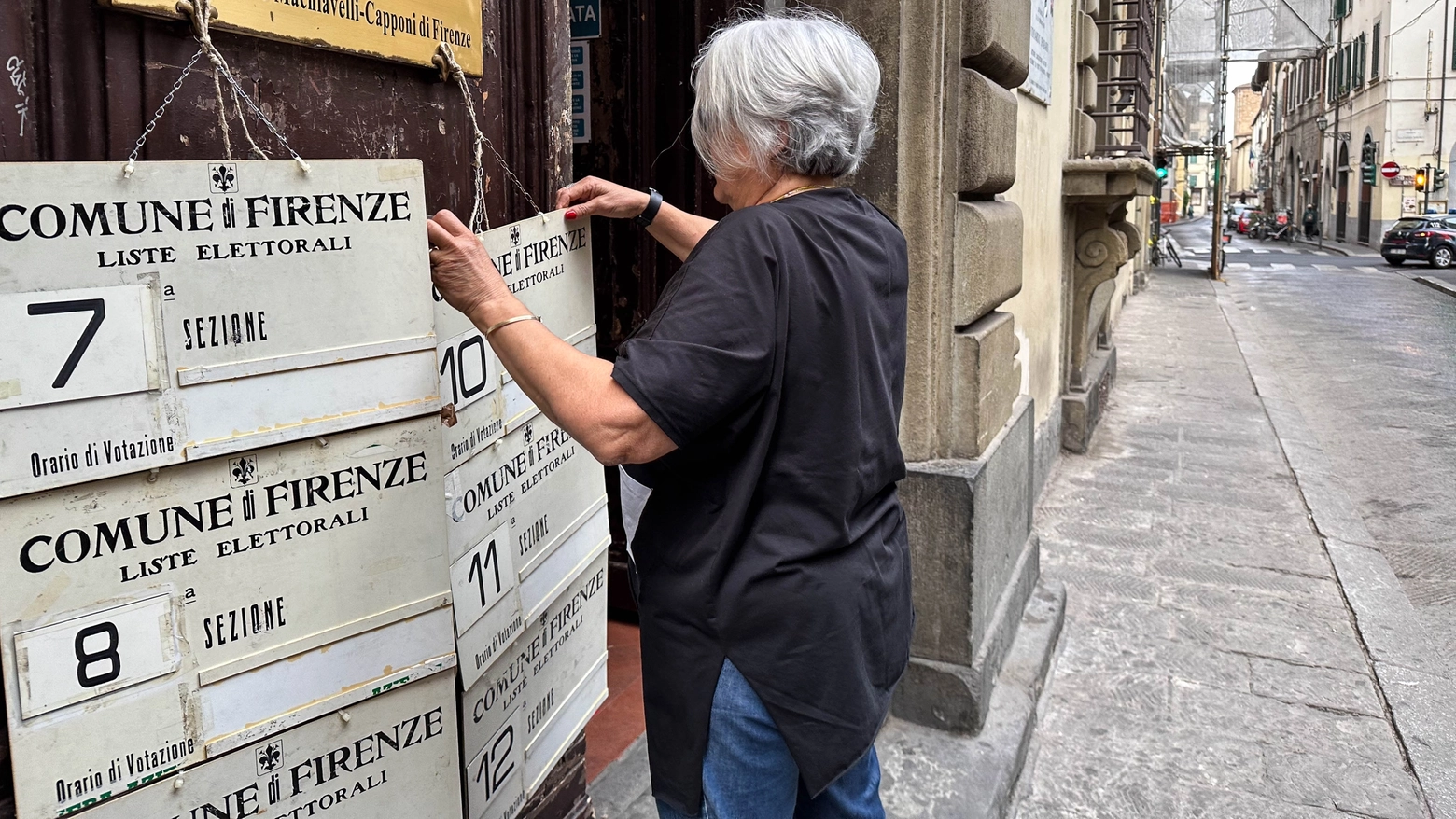 Un seggio elettorale a Firenze (foto Giuseppe Cabras/New Press Photo)
