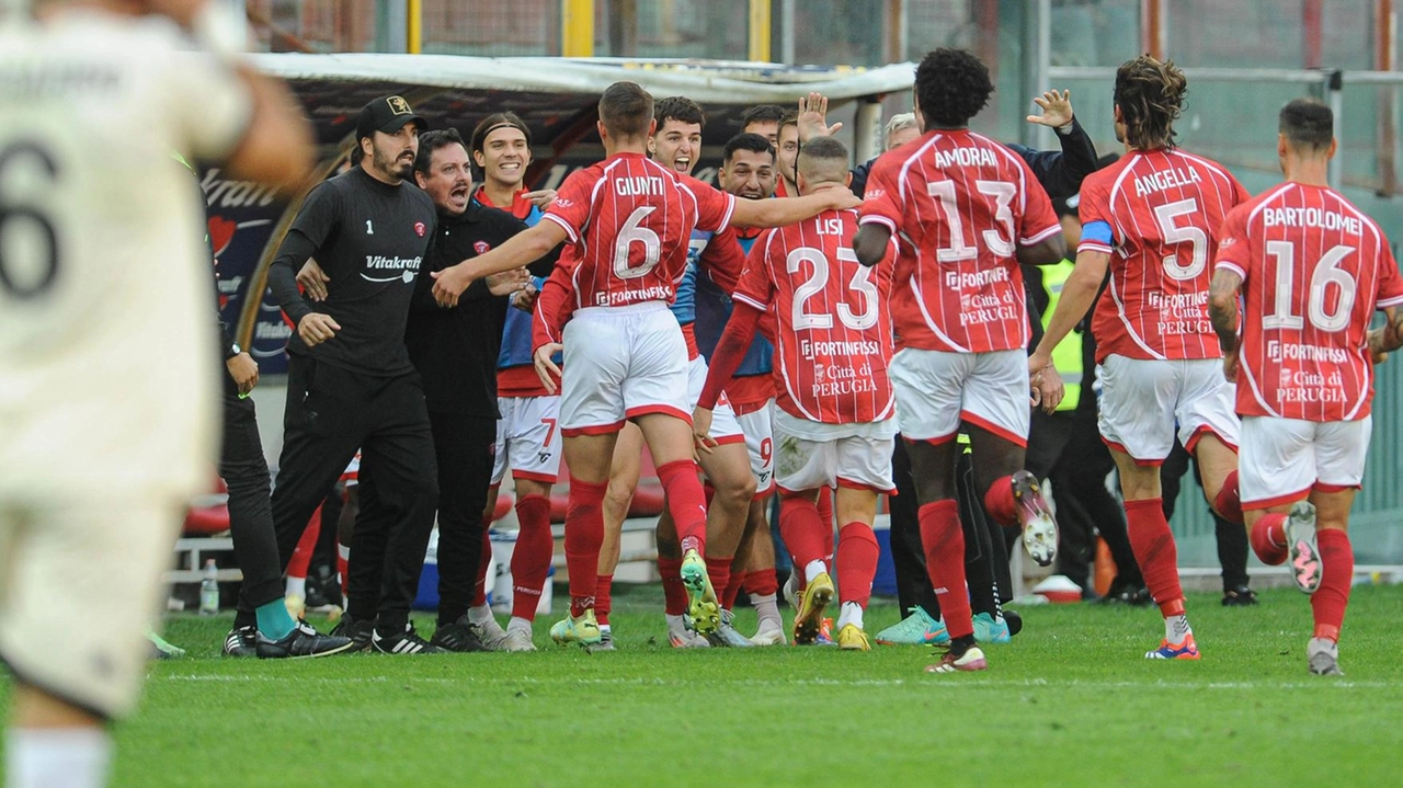 I biancorossi corrono in panchina a festeggiare la vittoria (Foto Crocchioni)