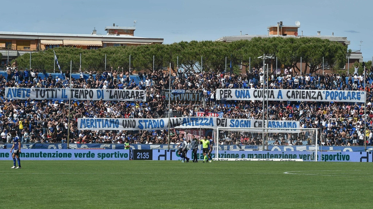 i tifosi espongono striscioni chiedendo uno stadio migliore