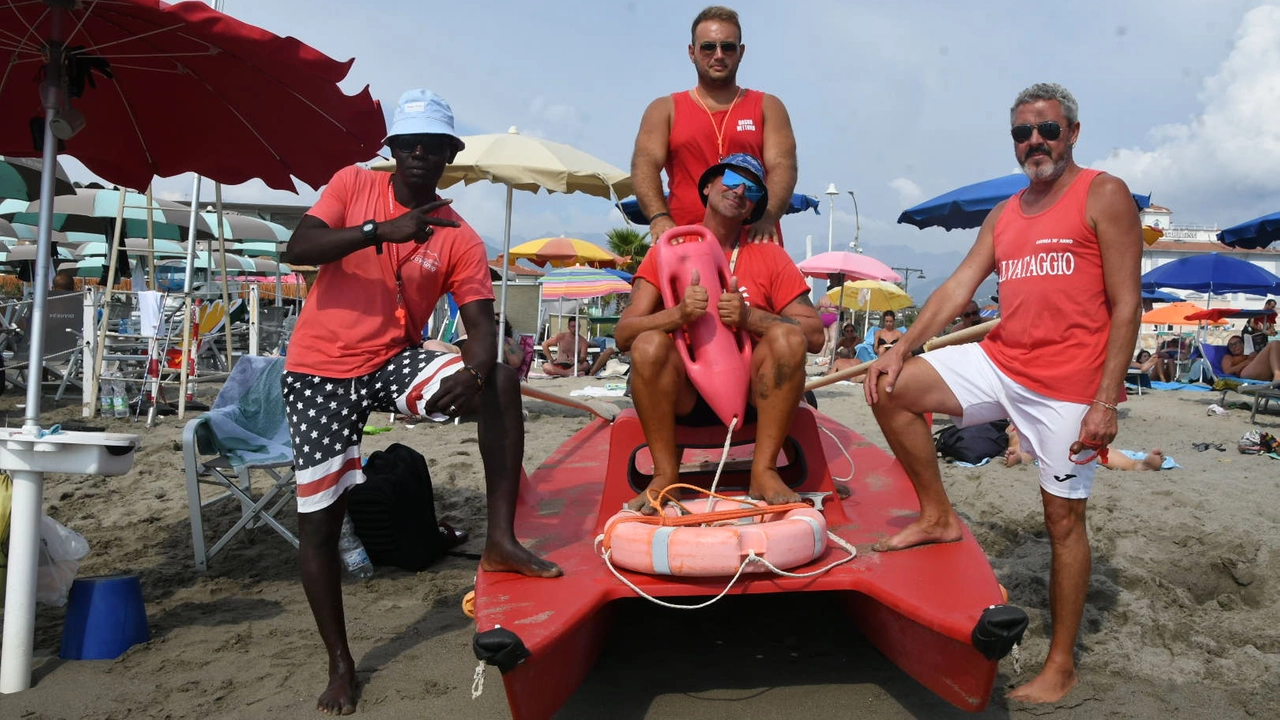 Eto, Gianmarco Andrea e Domenico, i bagnini protagonisti dei salvataggi (Foto Paola Nizza)