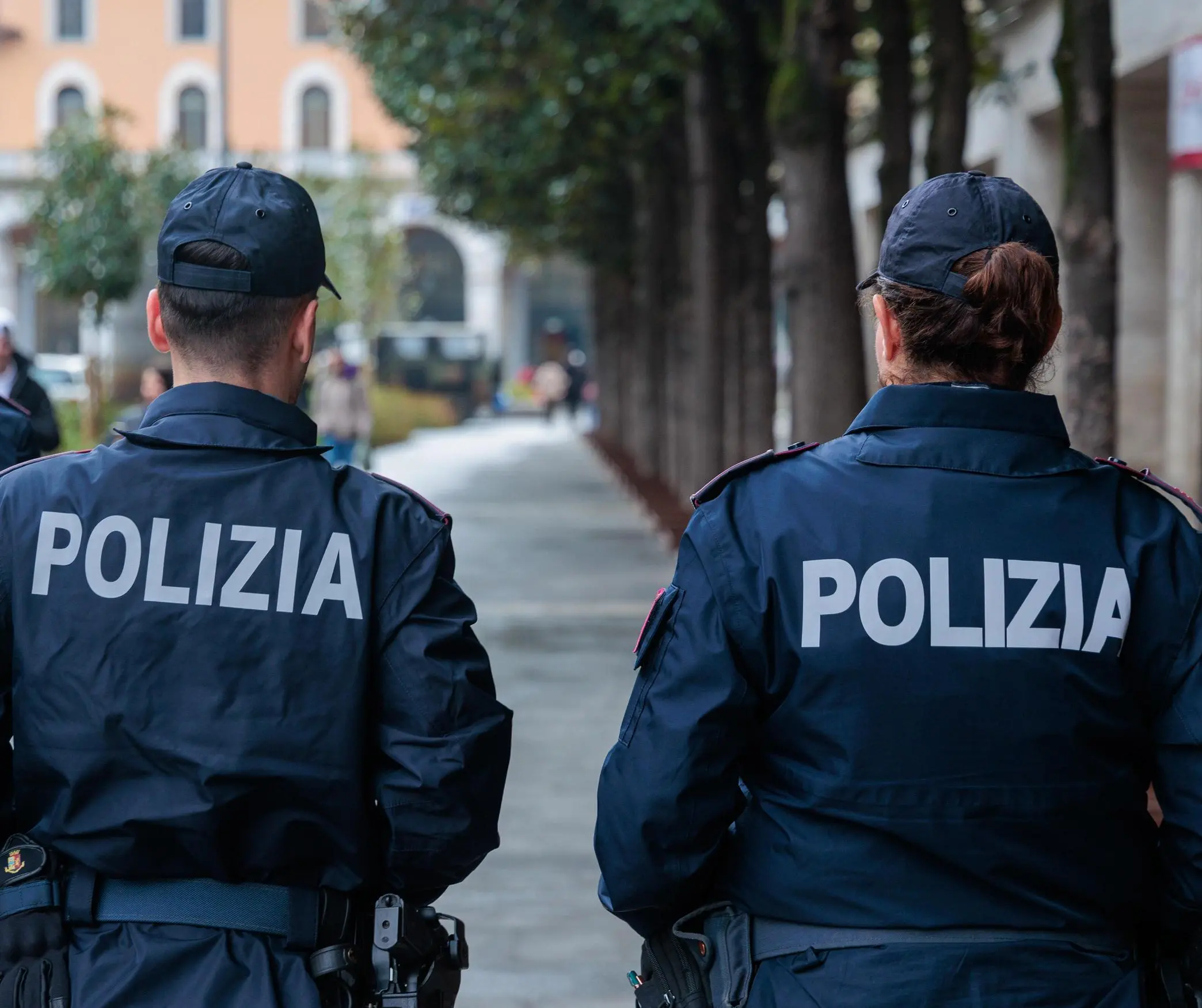 Borseggio al supermarket. Ladra chiusa nel negozio. Arrestata dalla polizia