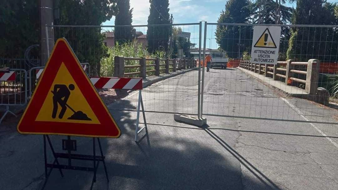 Il ponte chiuso in via Falcinello