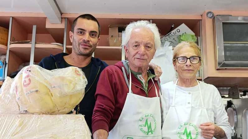 L’operatore Massimo Mallegni insieme alla moglie e al figlio