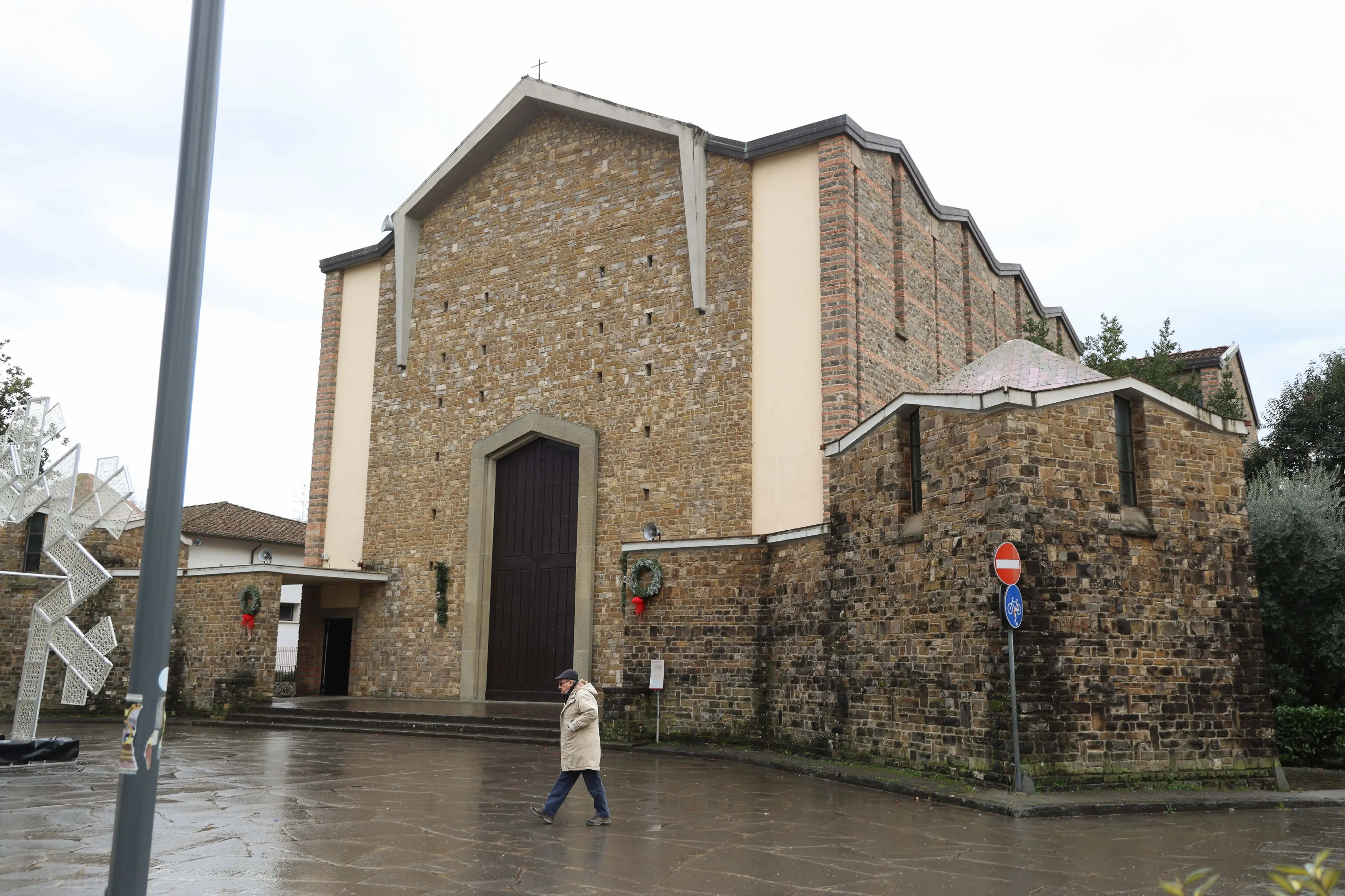 Choc in chiesa: ladri senza ritegno profanano la bara alla ricerca di gioielli. La scoperta della vedova