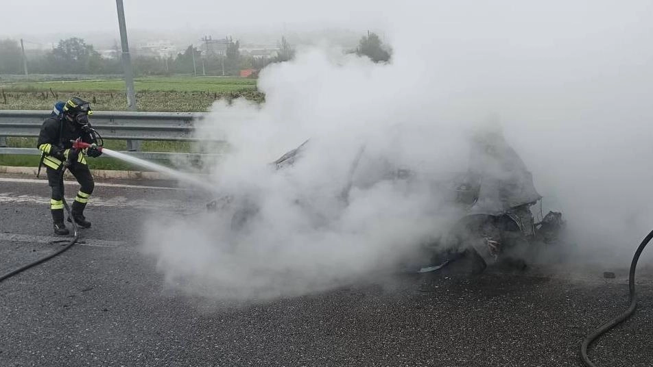 Auto avvolta dalle fiamme, chiusa la Flaminia. Ustioni al volto e a una mano per il conducente