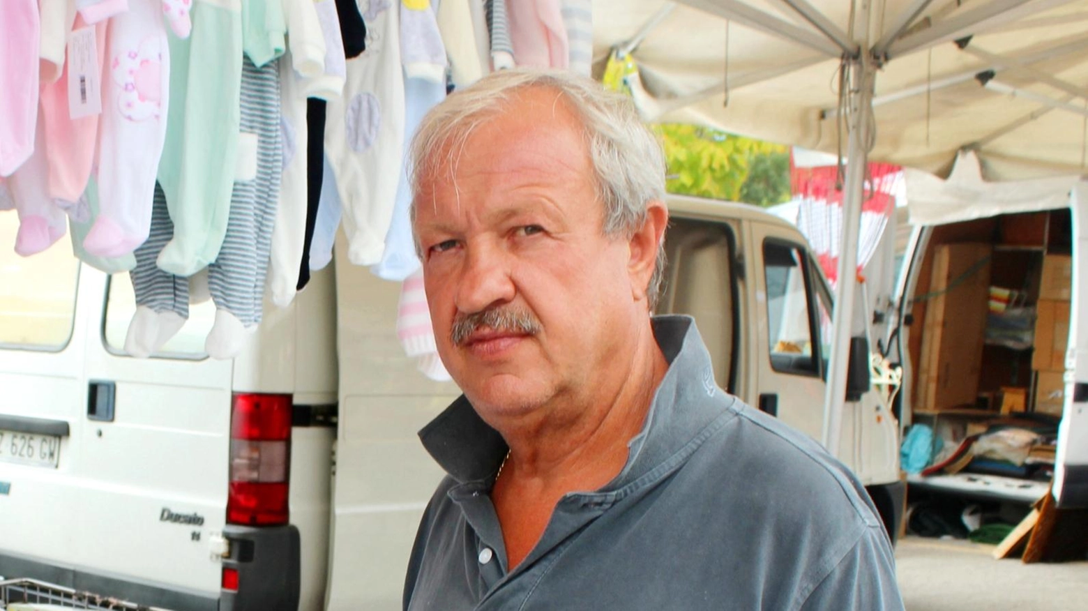 Banchi in piazza Viviani. Al via le prove generali. I marinesi si dividono: "Scelta scellerata"