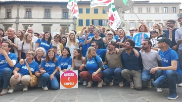 Mantellassi sindaco di Empoli, i complimenti dell’avversario e la sfilata in centro