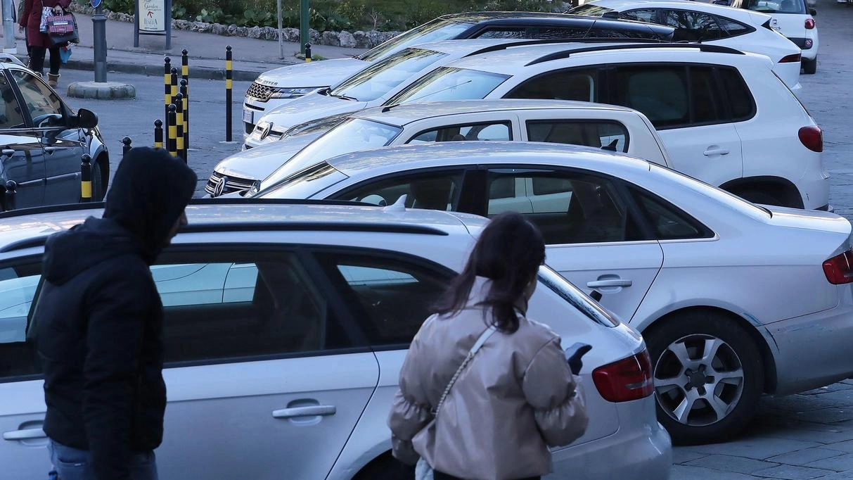 Parcheggio via Pantin. Incubo sosta selvaggia