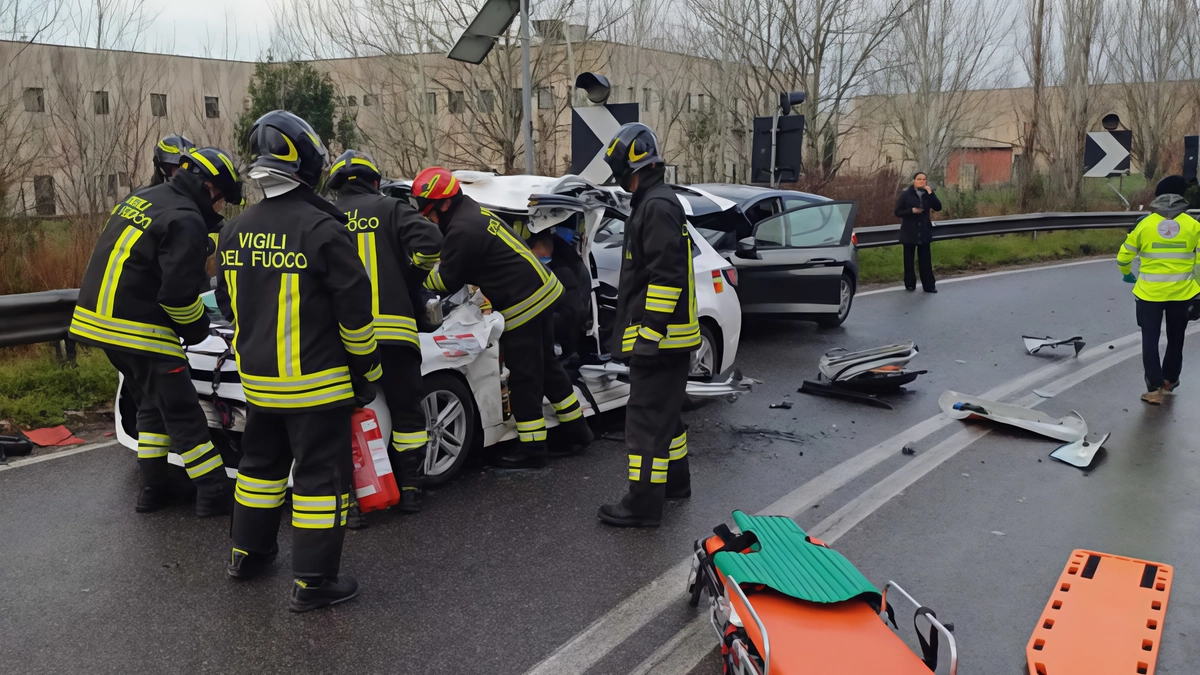 Un momento del post incidente: foto gentilmente concessa dalla polizia stradale di Pisa che ha effettuato i rilievi