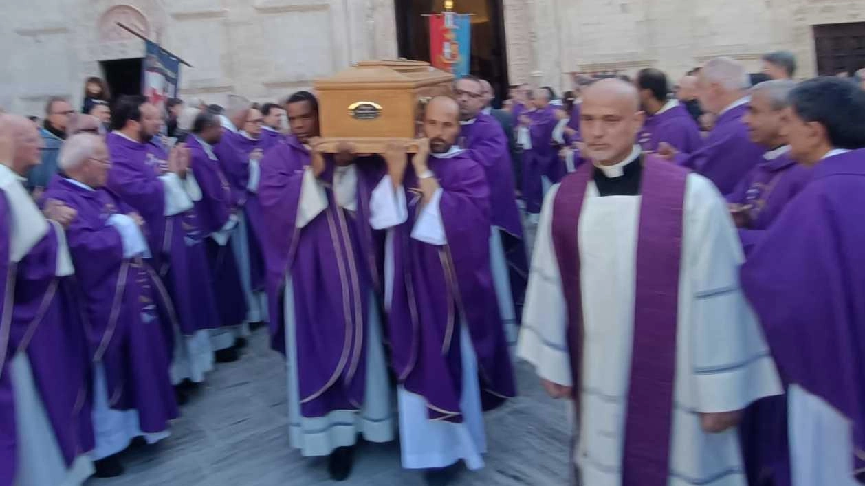 Assisi rende omaggio a don Cesare Provenzi, parroco della Cattedrale scomparso prematuramente. Concelebrazione solenne e tributi emotivi evidenziano la sua dedizione e competenza.