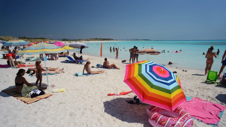 Le spiagge bianche di Vada. Stagione in chiaroscuro per il turismo in Toscana