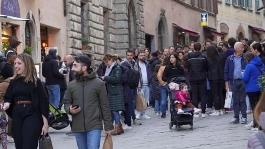 Antonio Nicolosi da anni si esibisce nella zona di piazza delle Erbe. Ora è in finale nella show televisivo dedicato agli artisti di strada.