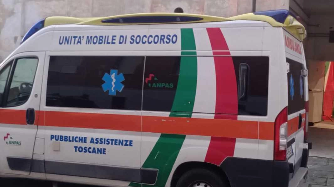 Episodio a Carrara evidenzia la carenza di parcheggi presso le strutture sportive cittadine, con la Pugilistica Carrarese costretta a riservare spazio per l'ambulanza durante un evento di boxe. La situazione mette in luce la problematica irrisolvibile legata alla mancanza di parcheggi, compromettendo la fruibilità delle strutture e l'accoglienza degli ospiti.