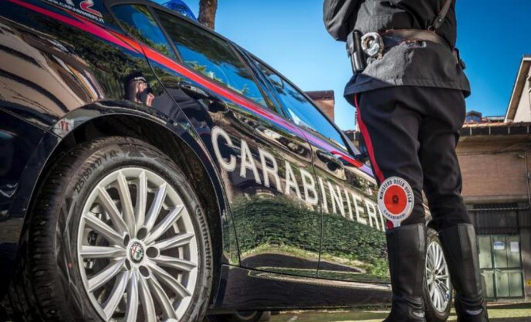 https://www.lanazione.it/image-service/view/acePublic/alias/contentid/Y2JmMzM1ZjItMGIwNC00/0/carabinieri-immagine-di-repertorio.jpeg