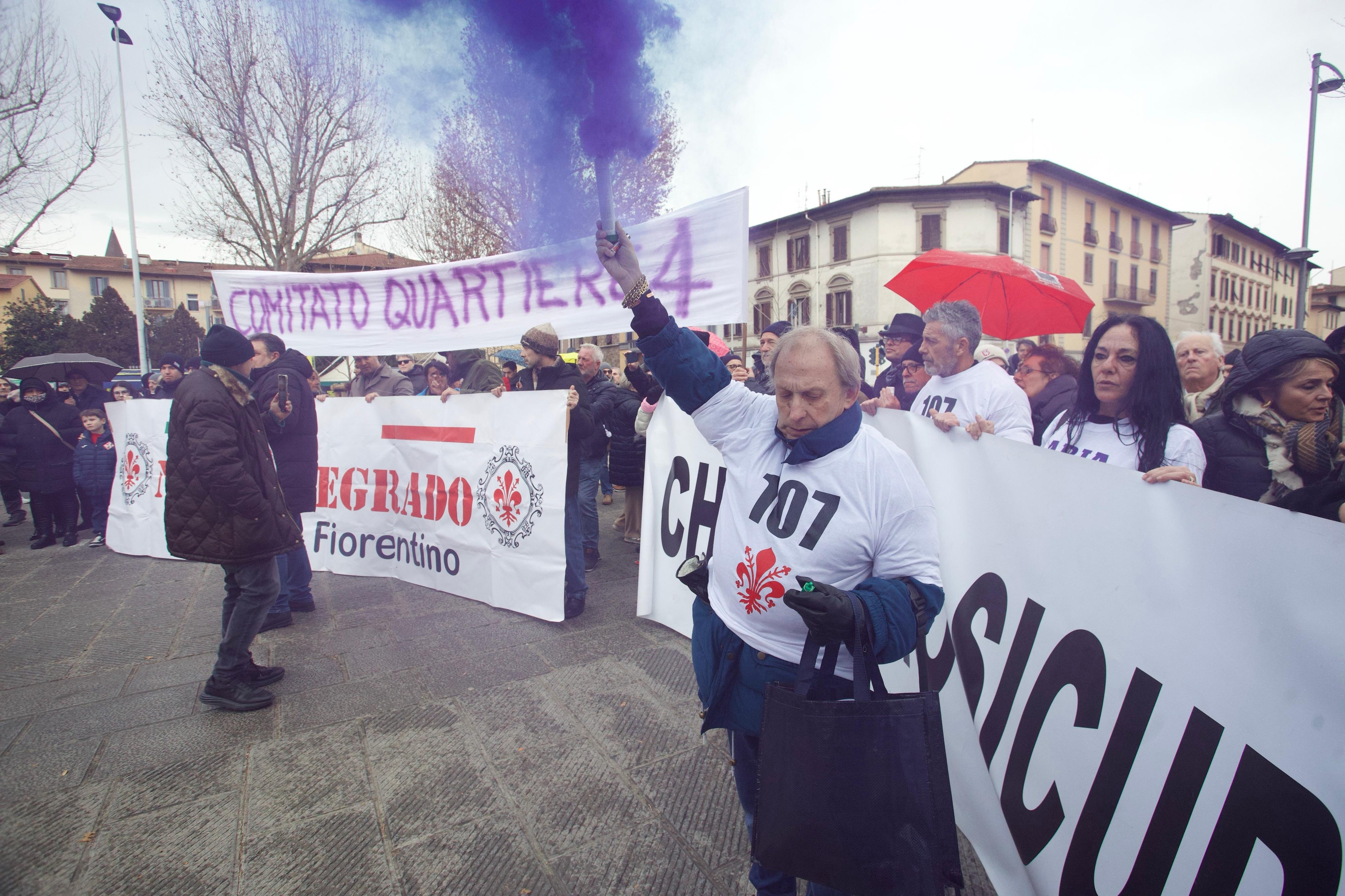 In 200 in piazza Puccini per chiedere più sicurezza: “Basta, abbiamo paura ad uscire anche di giorno”