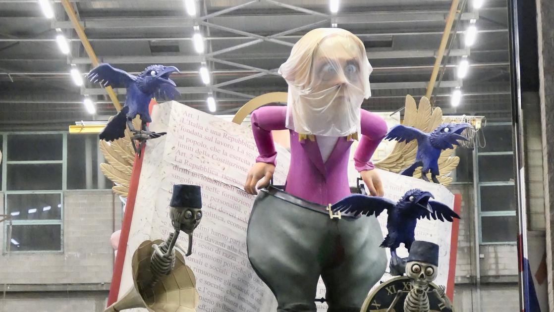 Carnevale, tempo di collaudi in Cittadella. Carri affacciati fuori dagli hangar per sgranchire tutti i movimenti