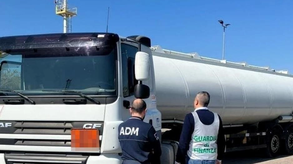 Controlli sul gasolio. Sequestrati 17.500 litri