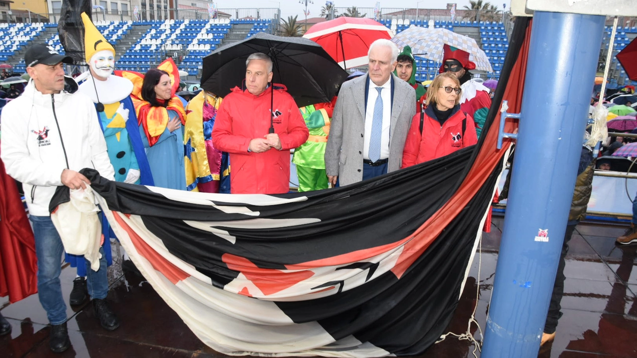 Il sindaco Del Ghingaro, Giani, Marialina Marcucci, e le maschere dei rioni sul palco