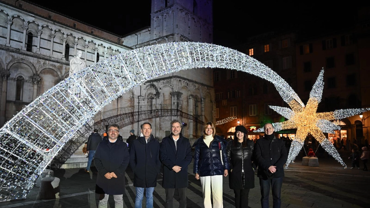 La gigantesca stella cometa illuminata in piazza San Michele, nella foto anche il sindaco e l’assessore Remo Santini